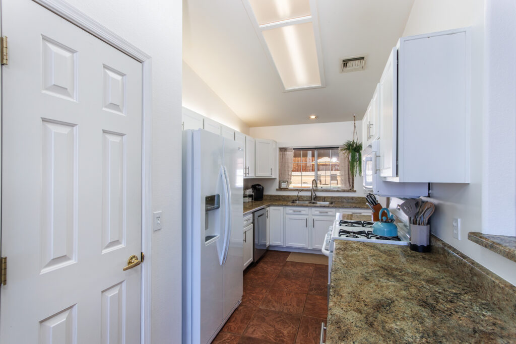 Blue Lagoon Lake Havasu - Huge Pool and Hot Tub Spa!!