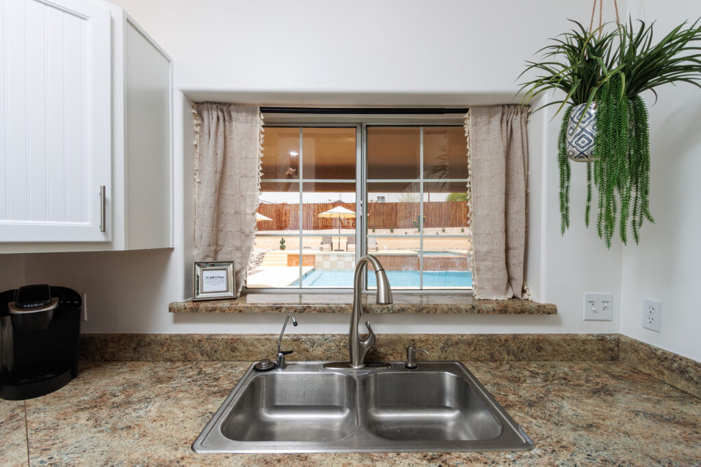 Blue Lagoon Lake Havasu - Huge Pool and Hot Tub Spa!!